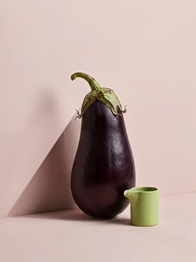 Wandkunst: Minimalistisch stilleven met aubergine en groene kruik